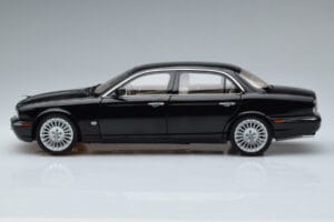 Jaguar XJ6 X350 Ebony Czarny Almost Real 1:18 810501 Metal — zdjęcie 5 z 11