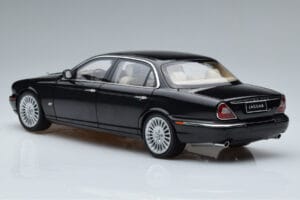 Jaguar XJ6 X350 Ebony Czarny Almost Real 1:18 810501 Metal — zdjęcie 6 z 11