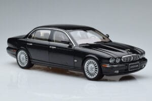 Jaguar XJ6 X350 Ebony Czarny Almost Real 1:18 810501 Metal — zdjęcie 10 z 11