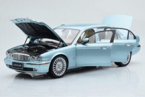 Jaguar XJ6 X350 Seafrost Jasny Niebieski Almost Real 1:18 810503 Metal — zdjęcie 2 z 11