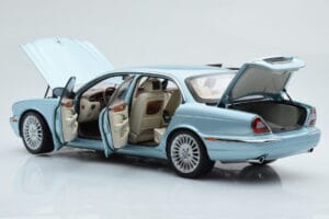 Jaguar XJ6 X350 Seafrost Jasny Niebieski Almost Real 1:18 810503 Metal — zdjęcie 3 z 11