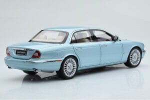 Jaguar XJ6 X350 Seafrost Jasny Niebieski Almost Real 1:18 810503 Metal — zdjęcie 4 z 11