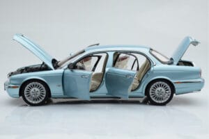Jaguar XJ6 X350 Seafrost Jasny Niebieski Almost Real 1:18 810503 Metal — zdjęcie 5 z 11