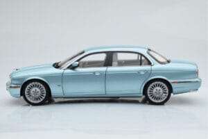 Jaguar XJ6 X350 Seafrost Jasny Niebieski Almost Real 1:18 810503 Metal — zdjęcie 6 z 11