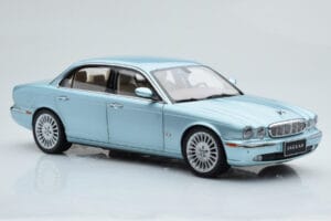Jaguar XJ6 X350 Seafrost Jasny Niebieski Almost Real 1:18 810503 Metal — zdjęcie 7 z 11