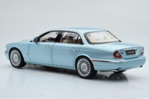 Jaguar XJ6 X350 Seafrost Jasny Niebieski Almost Real 1:18 810503 Metal — zdjęcie 8 z 11