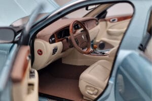Jaguar XJ6 X350 Seafrost Jasny Niebieski Almost Real 1:18 810503 Metal — zdjęcie 9 z 11