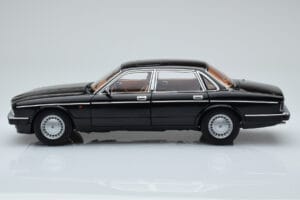 Jaguar XJ6 XJ40 Ebony Czarny Almost Real 1:18 810543 Metal — zdjęcie 4 z 11