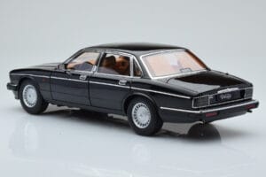 Jaguar XJ6 XJ40 Ebony Czarny Almost Real 1:18 810543 Metal — zdjęcie 7 z 11