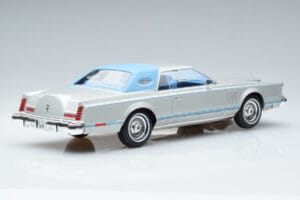 Lincoln Continental Mark V Srebrny MCG 1:18 MCG18403 Metal — zdjęcie 2 z 6