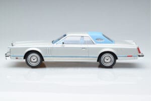 Lincoln Continental Mark V Srebrny MCG 1:18 MCG18403 Metal — zdjęcie 3 z 6