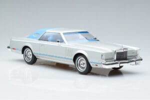 Lincoln Continental Mark V Srebrny MCG 1:18 MCG18403 Metal — zdjęcie 4 z 6