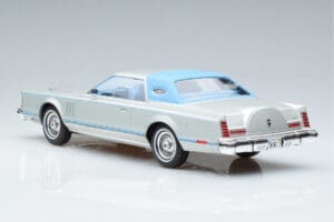 Lincoln Continental Mark V Srebrny MCG 1:18 MCG18403 Metal — zdjęcie 5 z 6