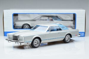 Lincoln Continental Mark V Srebrny MCG 1:18 MCG18403 Metal — zdjęcie 6 z 6