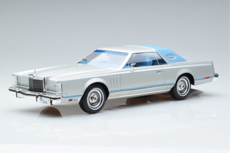 Lincoln Continental Mark V Srebrny MCG 1:18 MCG18403 Metal