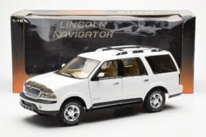 Lincoln Navigator Biały AUTOart 1:18 72761 Metal — zdjęcie 8 z 8