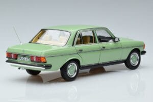 Mercedes 200 W123 Zielony Norev 1:18 183796 Metal — zdjęcie 3 z 7