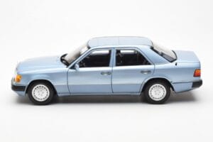 Mercedes 230E W124 Jasnoniebieski Metaliczny Norev 1:18 183945 Metal — zdjęcie 4 z 8