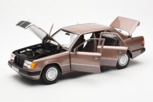 Mercedes 230E W124 Rosewood Metallic Dealer Edition Norev 1:18 B66040697 Metal — zdjęcie 2 z 8