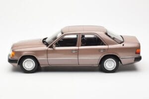 Mercedes 230E W124 Rosewood Metallic Dealer Edition Norev 1:18 B66040697 Metal — zdjęcie 4 z 8