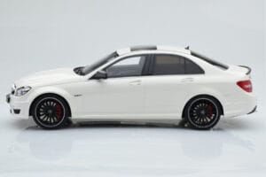Mercedes C63 AMG W204 Biały GT Spirit 1:18 GT166 Żywica — zdjęcie 3 z 6