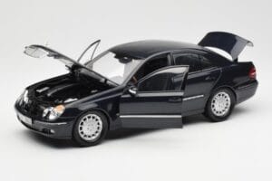 Mercedes E-Class W211 Niebieski Metallic Kyosho 1:18 B66962147 Metal — zdjęcie 2 z 8