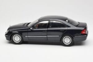 Mercedes E-Class W211 Niebieski Metallic Kyosho 1:18 B66962147 Metal — zdjęcie 4 z 8