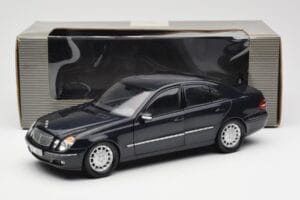 Mercedes E-Class W211 Niebieski Metallic Kyosho 1:18 B66962147 Metal — zdjęcie 8 z 8