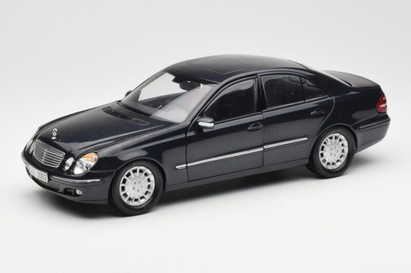 Mercedes E-Class W211 Niebieski Metallic Kyosho 1:18 B66962147 Metal