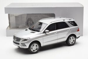Mercedes M-Class W166 Iridium Srebrny Metalic Minichamps 1:18 B66960064 Metal — zdjęcie 8 z 8