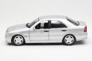 Mercedes C36 AMG W202 Srebrny UT Models 1:18 180035000 Metal — zdjęcie 3 z 6