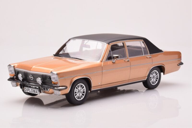 Opel Diplomat B Beżowy Metaliczny MCG 1:18 MCG18335 Metal