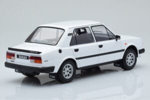 Skoda 130 L Biały IXO 1:18 18CMC158 Metal — zdjęcie 2 z 6
