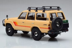 Toyota Land Cruiser 60 Beżowy Z Opcjonalnymi Częściami Kyosho 1:18 08956XBE Metal — zdjęcie 6 z 12
