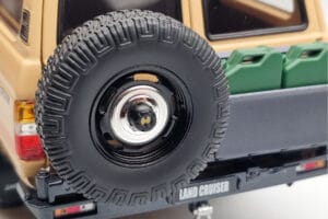 Toyota Land Cruiser 60 Beżowy Z Opcjonalnymi Częściami Kyosho 1:18 08956XBE Metal — zdjęcie 7 z 12