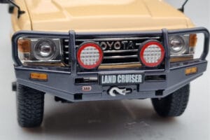 Toyota Land Cruiser 60 Beżowy Z Opcjonalnymi Częściami Kyosho 1:18 08956XBE Metal — zdjęcie 9 z 12