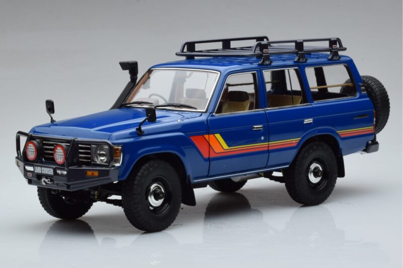 Toyota Land Cruiser 60 Niebieski Z Opcjonalnymi Częściami Kyosho 1:18 08956XBL Metal