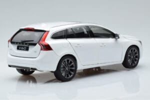 Volvo V60 D3 Crystal Biały FAW 1:18 9430840 Metal — zdjęcie 3 z 7