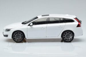 Volvo V60 D3 Crystal Biały FAW 1:18 9430840 Metal — zdjęcie 4 z 7