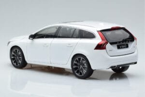 Volvo V60 D3 Crystal Biały FAW 1:18 9430840 Metal — zdjęcie 6 z 7