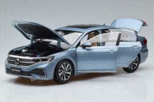 Volkswagen Passat B8 Niebieski FAW 1:18 ZVF000003A Metal — zdjęcie 2 z 7
