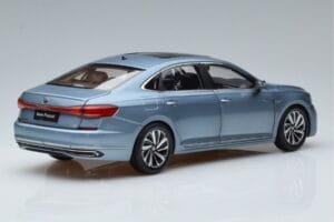 Volkswagen Passat B8 Niebieski FAW 1:18 ZVF000003A Metal — zdjęcie 3 z 7