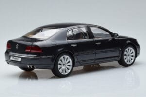 Volkswagen Phaeton V6 Mazeppa Szary Kyosho 1:18 08831MBK Metal — zdjęcie 3 z 9