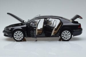 Volkswagen Phaeton V6 Mazeppa Szary Kyosho 1:18 08831MBK Metal — zdjęcie 4 z 9