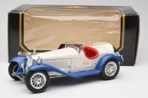 Alfa Romeo 2300 Spider Biały i Niebieski Bburago 1:18 3008-M1 Metal — zdjęcie 6 z 6