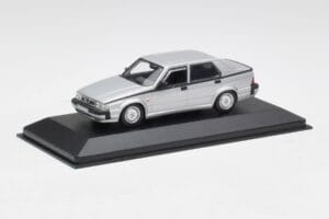 Alfa Romeo 75 3.0 V6 Srebrny Minichamps 1:43 400120461 Metal — zdjęcie 2 z 4