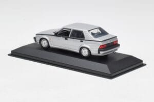 Alfa Romeo 75 3.0 V6 Srebrny Minichamps 1:43 400120461 Metal — zdjęcie 3 z 4
