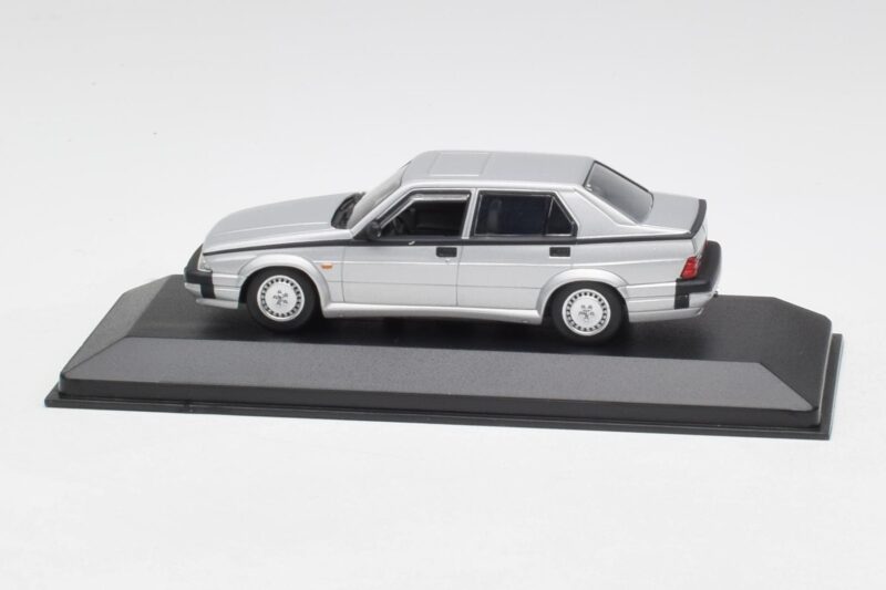 Alfa Romeo 75 3.0 V6 Srebrny Minichamps 1:43 400120461 Metal