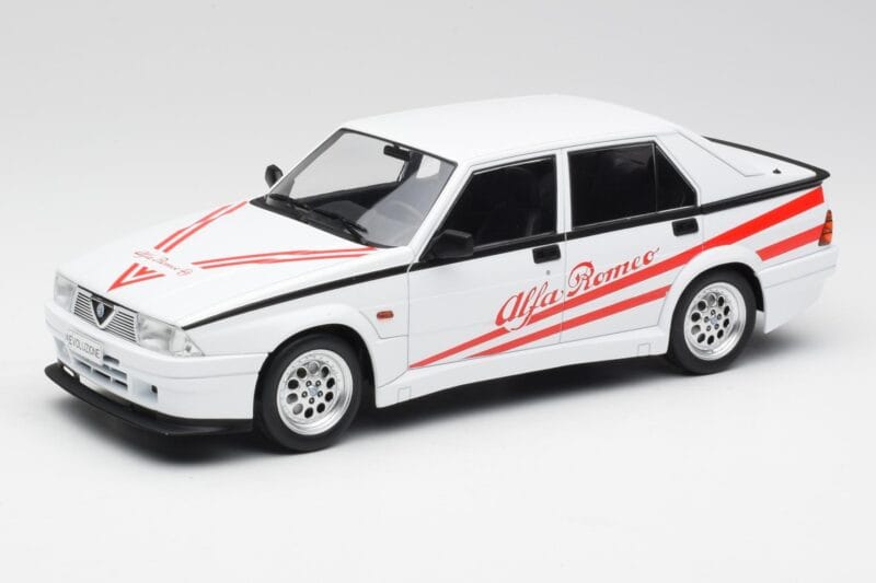 Alfa Romeo 75 Turbo Evoluzione Biały MCG 1:18 MCG18430 Metal