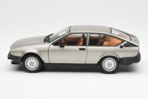 Alfa Romeo Alfetta GTV 2.0 Szary Metaliczny AUTOart 1:18 70147 Metal — zdjęcie 4 z 8